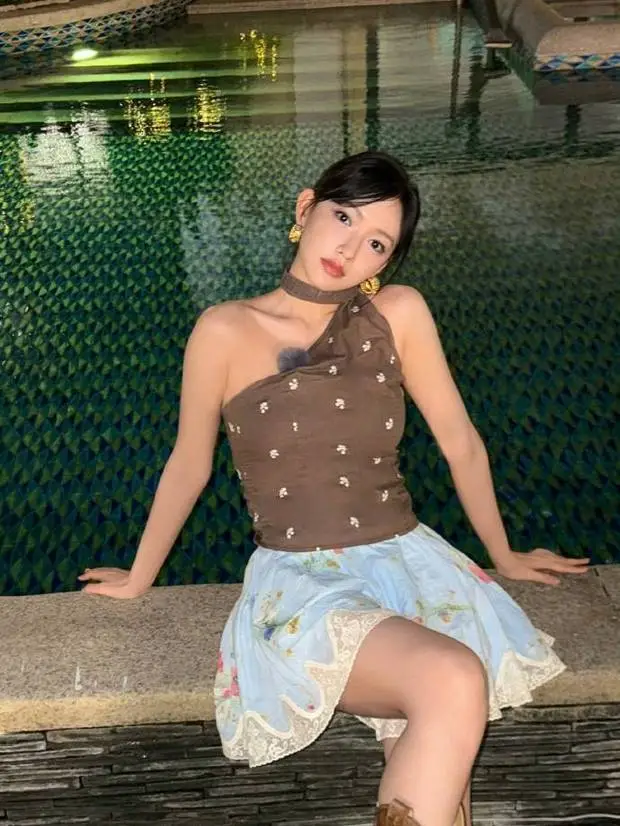 搜狐娱乐讯 6月22日，一组程潇的他拍美照曝光。